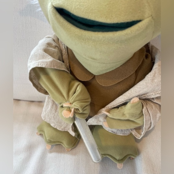 STAR WARS Lightsaber Battle Yoda Deluxe 16-inch Talking Action Plush - Picture 4 of 7